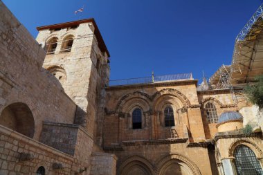 Kutsal Mezar Kilisesi ve ünlü Status Quo merdiveni. Kutsal Topraklar 'ın simgesi. Kudüs, İsrail 'deki Hristiyanlık haccı.