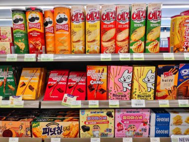 ULSAN, Güney Kore - 26 Mart 2023: Güney Kore 'de bir markette cipsler, kurabiyeler ve diğer atıştırmalıklar.