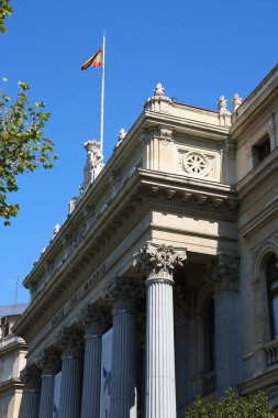 MADRID, İspanya - SEPTEMBER 4, 2009: İspanya 'nın başkenti Madrid' deki Bolsa de Madrid (Madrid Borsası) sokak manzarası.