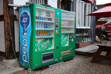 GYEONGJU, Güney Kore - 26 Mart 2023: Gyeongju, Güney Kore 'de içecek otomatları.