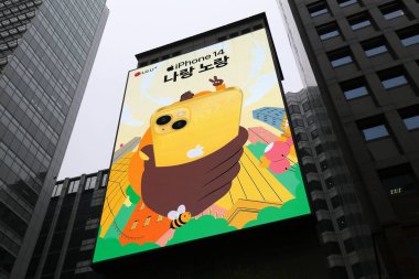 SEOUL, Güney Kore - 6 Nisan 2023: LG UPlus cep telefonu operatörü ve Apple iPhone 14 Seul şehir merkezinde büyük ekran reklamı.