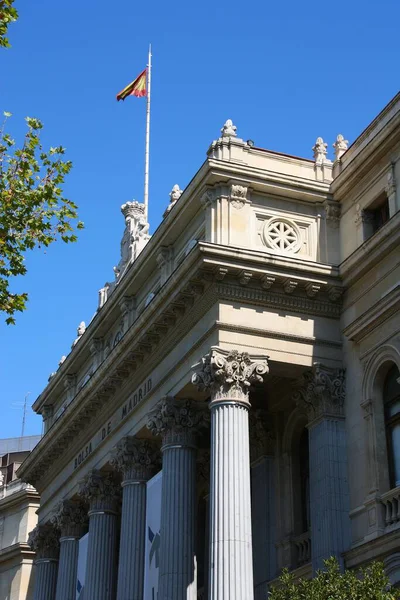 MADRID, İspanya - SEPTEMBER 4, 2009: İspanya 'nın başkenti Madrid' deki Bolsa de Madrid (Madrid Borsası) sokak manzarası.