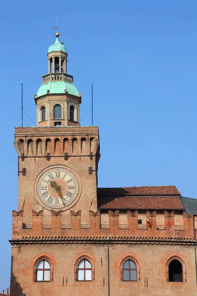 İtalya, Bologna 'daki Piazza Maggiore Meydanı. Emilia Romagna bölgesinin simgeleri. Palazzo d 'Accursio (veya Palazzo Comunale Sarayı).
