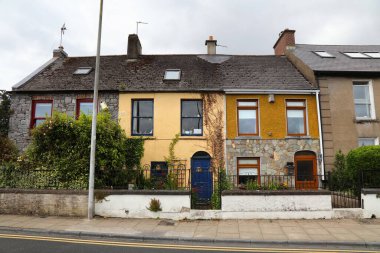 İrlanda 'nın Limerick şehri. Teraslı evleri olan normal bir yerleşim yeri..