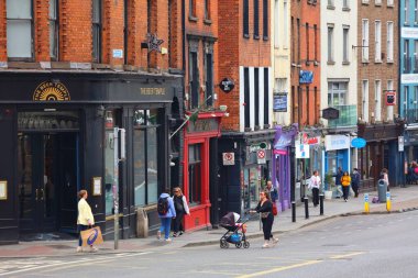 DUBLIN, IRELAND - 5 Temmuz 2024: İnsanlar Dublin, İrlanda 'nın güneyindeki Dame Sokağı' nı ziyaret ediyor..