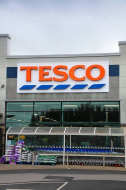 LİMERİK, IRELAND - 30 Haziran 2024: Limerick, İrlanda 'da bir Tesco mağazasının işareti.