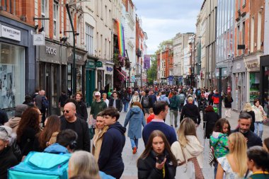DUBLIN, IRELAND - 5 HAZİRAN 2024: insanlar Dublin, İrlanda şehir merkezindeki ünlü Grafton Sokağı 'nı ziyaret ediyor.