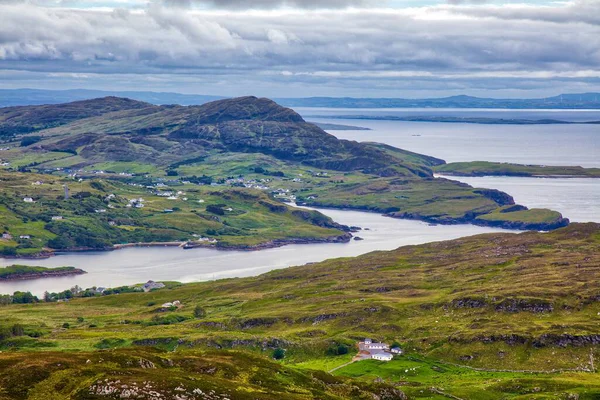 İrlanda 'nın Donegal ilçesindeki Rhannakilla, Teelin ve Doonin' in kırsal ve kıyı manzarası. İrlanda 'da yaz.