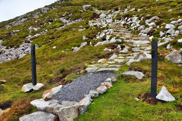 Slieve Ligi yürüyüş parkurunun İrlanda 'daki ziyaretçi sayacı altyapısı. Fotocell tarafından etkinleştirilen sayma aygıtı, siyah iletiler içine monte edildi.