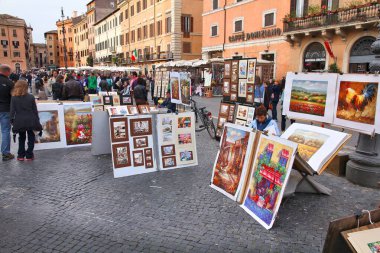 ROME, ITALY - 10 Nisan 2012: Roma, İtalya 'daki Piazza Navona sanat simsarlarını ziyaret edin.