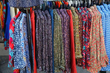 Fransa 'nın Arles kentindeki bir markette çiçek desenli bluzlar..