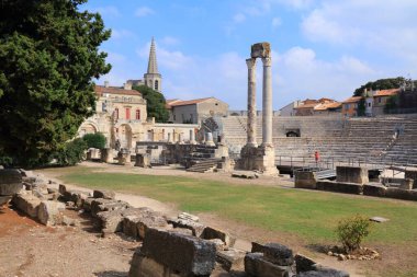 Arles kasabası, Fransa. Antik Roma tiyatrosu Arles harabesi.