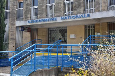 ARLES, FRANCE - 1 Ekim 2021: Arles, Fransa 'daki Jandarma Ulusal Polis Karakolu. Arles, Bouches-du-Rhone departmanının büyük bir kasabasıdır..