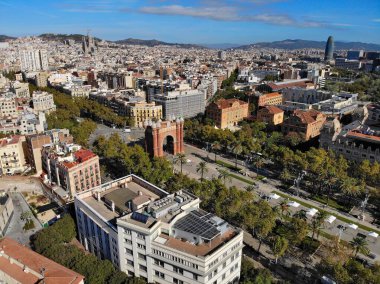 Barselona hava manzarası. Zafer Kemeri (Arc de Triomf) ve Passeig de Lluis Şirketleri Bulvarı ile şehir manzarası.