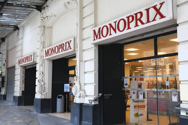 NARBONNE, FRANCE - 3 Ekim 2021: Narbonne, Fransa 'da Monoprix marka bakkal. Monoprix, Groupe Casino 'nun sahibi olduğu Fransız perakende zinciri..