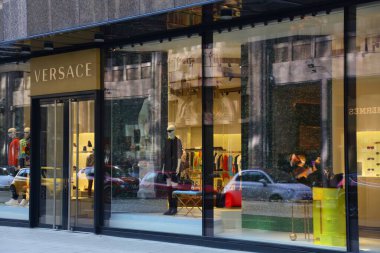 DÜZSELDORF, Almanya - 19 Eylül 2020: Düsseldorf, Almanya 'da Versace pahalı moda mağazası. Versace bir İtalyan lüks moda şirketi..