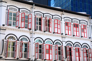 Singapur Çin Mahallesi - eski sömürge mimarisi. Singapur şehrinin renkli pencereleri.