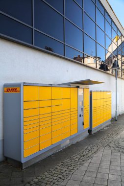 BOCHUM, GERMANY - 17 Eylül 2020: Wattenscheid, Almanya 'daki DHL Paket dolabı.