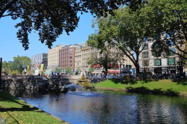 DÜZSELDORF, GERMANY - 19 Eylül 2020: İnsanlar Almanya 'nın Düsseldorf kentindeki ünlü alışveriş merkezi Konigsallee' yi ziyaret ediyor. Düsseldorf, Almanya 'nın en büyük 7. şehridir..