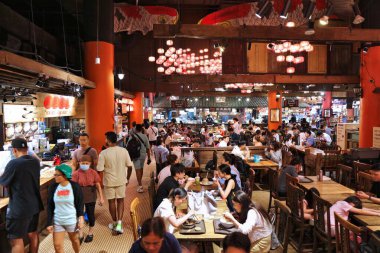 SINGAPORE ŞEHRİ, SINGAPORE - 13 Mart 2024: İnsanlar Singapur 'daki VivoCity alışveriş merkezindeki Gıda Cumhuriyeti' ni ziyaret ediyor.