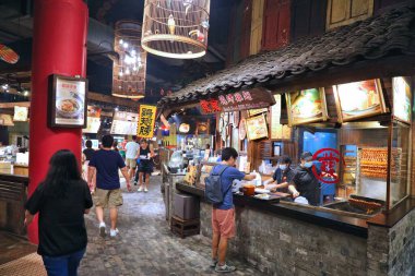 SINGAPORE ŞEHRİ, SINGAPORE - 13 Mart 2024: İnsanlar Singapur 'daki VivoCity alışveriş merkezindeki Gıda Cumhuriyeti' ni ziyaret ediyor.