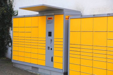BOCHUM, GERMANY - 17 Eylül 2020: Wattenscheid, Almanya 'daki DHL Paket dolabı.