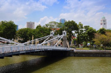 Singapur 'daki Singapur Nehri üzerindeki Cavenagh Köprüsü. Singapur 'un eski simgesi.