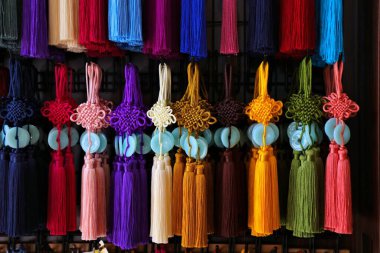 Çin şans muskaları Singapur Çin Mahallesi 'nde. El yapımı renkli uğurlu düğümler..