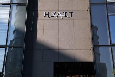 DÜZSELDORF, GERMANY - 19 Eylül 2020: Düsseldorf, Almanya 'da Hafen' de Hyatt Regency Hotel. Hyatt Otelleri, Amerikan çokuluslu bir konukseverlik şirketidir..