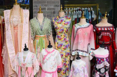 Çin 'in Guangdong kentindeki Guangzhou şehrinin Panyu bölgesinde gezmek için geleneksel Çin elbisesiyle Shawan antik kasaba kiralama dükkanı..