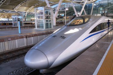 GUANGZHOU, ÇİN - NOVEMBER 10, 2025: Çin 'in Guangdong bölgesinde Guangzhou Güney tren istasyonunda (Guangzhounan) yüksek hızlı demiryolu CRH380A Hexie treni.