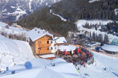 Bir Bad Hofgastein, Avusturya - 9 Mart 2016: İnsanlar Angertal ski station civarındaki Bad Hofgastein ziyaret edin. Kayak Amade, Kayak pistlerinin 760 km ile Avrupa'nın en büyük kayak bölgeleri bir parçasıdır.