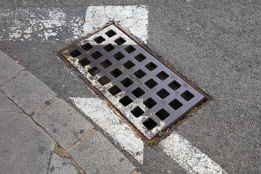 Alicante, İspanya 'da yol kenarı rögar ızgarası. Avrupa EN 124 standart işaretli demir ızgara Otomobil ve kamyon yolları için D400.