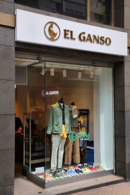 ALICANTE, İspanya - 15 Nisan 2025: El Ganso moda ve ayakkabı mağazası Alicante, İspanya şehir merkezinde.