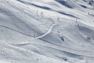 Bad Hofgastein, Avusturya. Avrupa 'da kayak merkezinin karlı manzarası. Yüksek Tauern 'de güneşli bir gün Alplerdeki dağ sıraları.