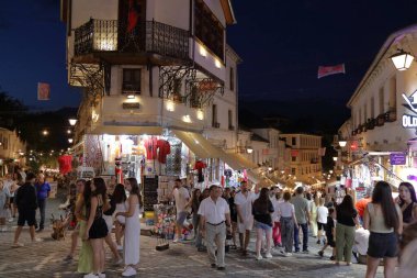 GJIROKASTER, ALBANIA - 8 Temmuz 2025: Arnavutluk 'un UNESCO Dünya Mirasları Bölgesi olarak listelenen bir kasabası olan Cirokaster Eski Çarşısını ziyaret edenler.