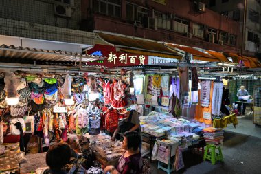 HONG KONG, ÇİN - 5 Kasım 2025 İnsanlar Kowloon, Hong Kong, Çin 'deki Fa Yuen Caddesi Marketi' ni ziyaret ediyor.
