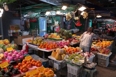 HONG KONG, ÇİN - 5 Kasım 2025 İnsanlar Kowloon, Hong Kong, Çin 'deki Fa Yuen Caddesi Marketi' ndeki yeşil bakkal dükkanını ziyaret ediyor.
