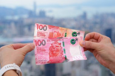 Hong Kong doları. Hong Kong para birimi, kullanılmış banknotlar. Hong Kong parası. Arka planda şehir.