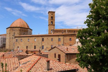 Volterra, İtalya - ortaçağ şehri Toskana. At kestanesi ağacı çiçeğiyle bak.