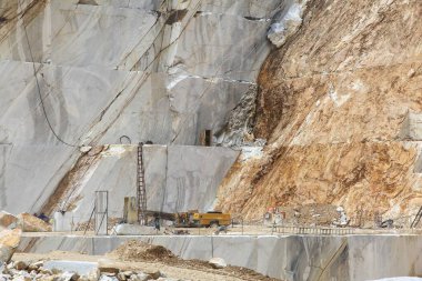 Carrara, İtalya 'nın mermer ocağı çalışan makineleri. Taş işçiliği endüstrisi. Doğal kaynak kullanımı.