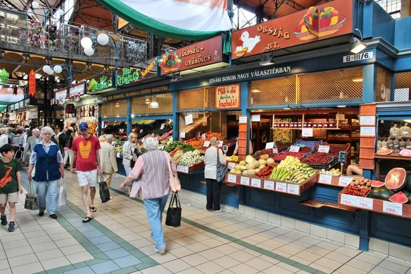 Personas del mercado de Budapest — Foto de Stock