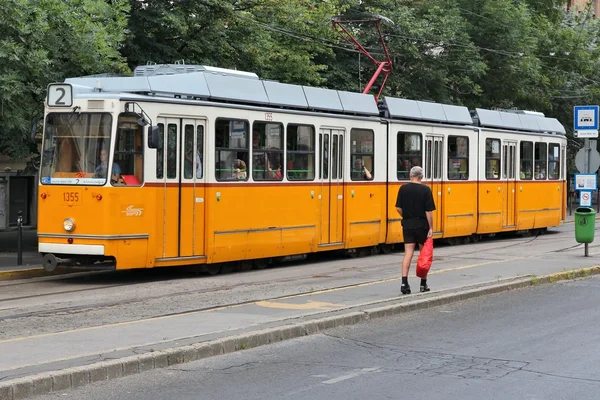 Budapest orangefarbene Straßenbahn — Stockfoto