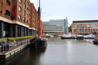LONDON, İngiltere - 8 Temmuz 2024: St. Katharine Rıhtımı, St. Katherine limanı ve Londra Kule Hamlet İlçesi Wapping koğuşu.