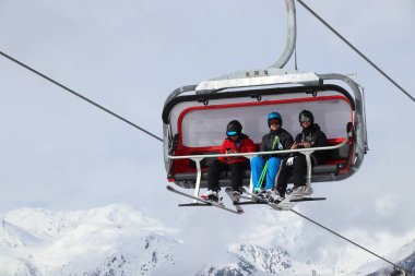 ZELL AM ZILLER, AUSTRIA - 14 Mart 2019 İnsanlar Avusturya 'nın Tyrol bölgesindeki Zell Am Ziller kayak merkezini ziyaret ediyor. Merkez, Orta Doğu Alpleri 'nin Zillertal Vadisi' nde yer almaktadır (Zentralalpen).