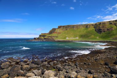 Kuzey İrlanda 'daki Giant' s Causeway doğal manzara. County Antrim 'de doğa harikası. Yaz manzarası.