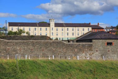 Kuzey İrlanda 'nın Derry (Londonderry) Waterside bölgesindeki Ebrington Meydanı' nda bulunan Ebrington Kışlası saat kulesi..