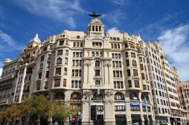 VALENCIA, İspanya - 10 Ekim 2010: Valencia, İspanya 'da tarihi bir neo-barok binası olan Edificio La Union y el Fenix.