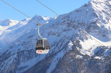 MAYRHOFEN, AUSTRIA - 12 Mart 2019: İnsanlar Avusturya 'nın Tyrol bölgesindeki Mayrhofen kayak merkezini ziyaret ediyorlar. Merkez, Orta Doğu Alpleri 'nin Zillertal Vadisi' nde yer almaktadır (Zentralalpen).