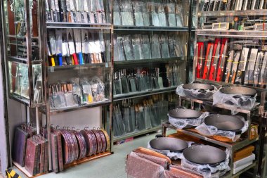 HONG KONG, Çin - 4 Kasım 2025: Kowloon, Hong Kong, Çin 'de Yau Tsim Mong Bölgesi' nde Yau Ma Tei bölgesinde bıçakları ve tavaları olan restoran malzemeleri dükkânı.